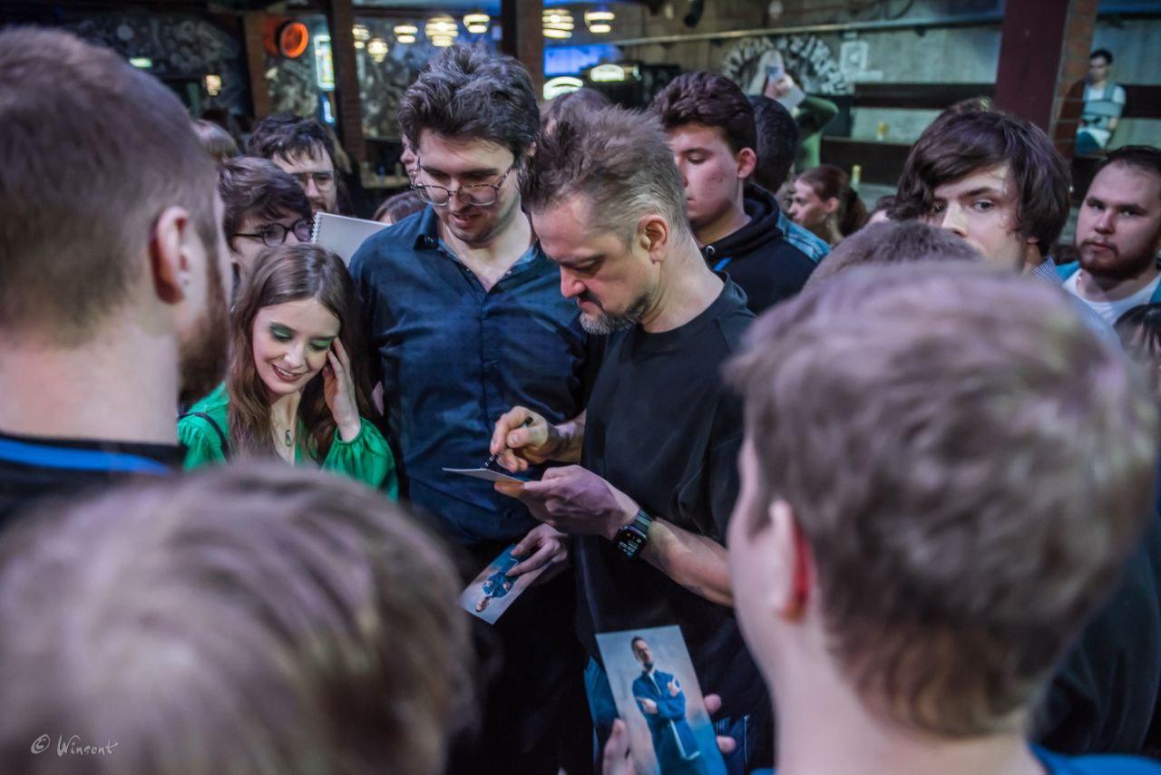 Фото Это аншлаг! Александр Пушной собрал полный зал на двухчасовом концерте в Новосибирске  — ФОТОРЕПОРТАЖ 7